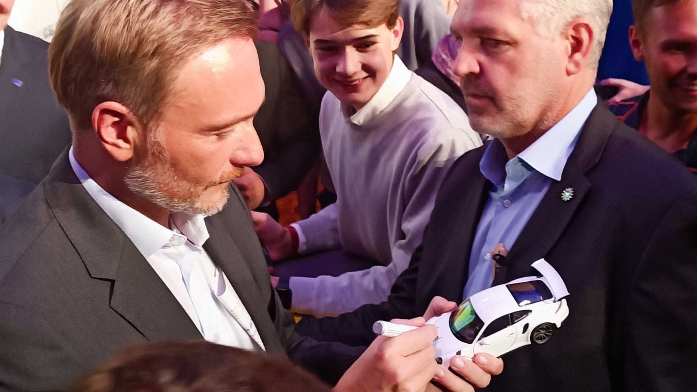 Bundesfinanzminister Christian Lindner (FDP) musste bei einem Wahlkampfauftritt in Hannover nicht nur Autogramme geben – vor allem Selfies waren gefragt.