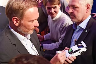 Bundesfinanzminister Christian Lindner (FDP) musste bei einem Wahlkampfauftritt in Hannover nicht nur Autogramme geben – vor allem Selfies waren gefragt.