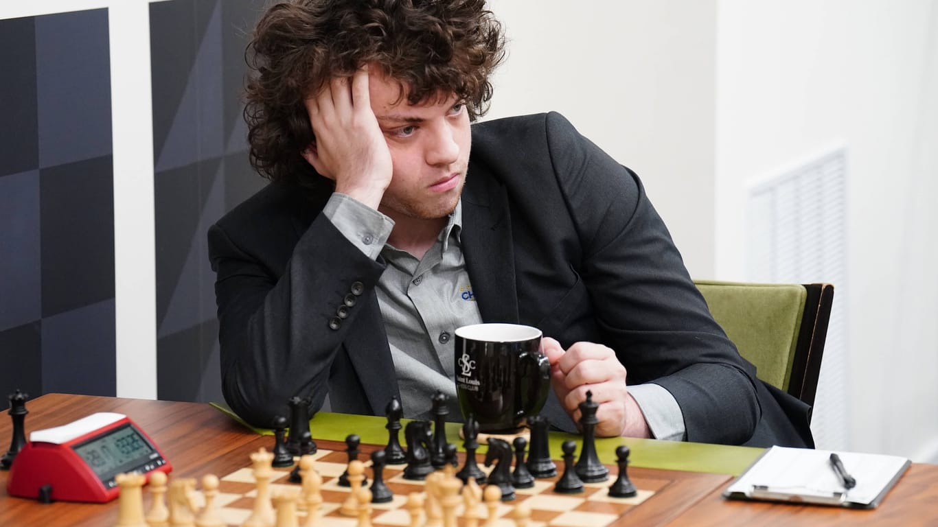 Hans Niemann: Er verklagt Magnus Carlsen.