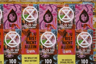 Plakatierung der Aktivisten von Extinction Rebellion in Berlin: In einem wachsenden Bündnis fordern Gruppen aus der Klimabewegung mit spektakulären Aktionen eine sofortige Klimawende.