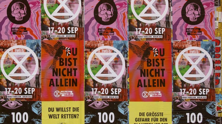 Plakatierung der Aktivisten von Extinction Rebellion in Berlin: In einem wachsenden Bündnis fordern Gruppen aus der Klimabewegung mit spektakulären Aktionen eine sofortige Klimawende.