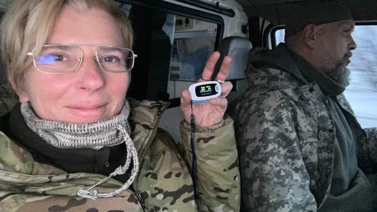 Julija Pajewska in einer Uniform: Sie rettete in Mariupol etliche Leben.