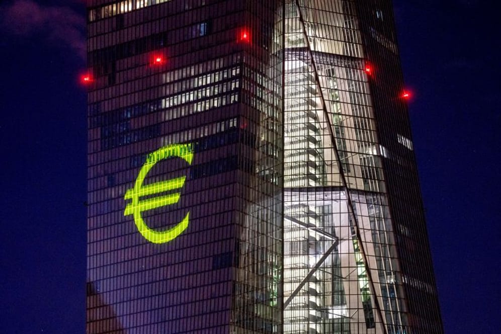 Lichtinstallation auf dem Gebäude der EZB in Frankfurt am Main: Die Inflation hat in den 19 Ländern, die den Euro verwenden, einen neuen Rekord erreicht.