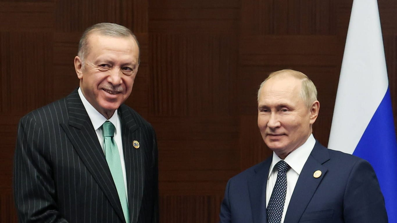 Erdoğan (l.) und Putin in Kasachstan: Die Türkei bringt sich als Knotenpunkt für russisches Gas in Gespräch.