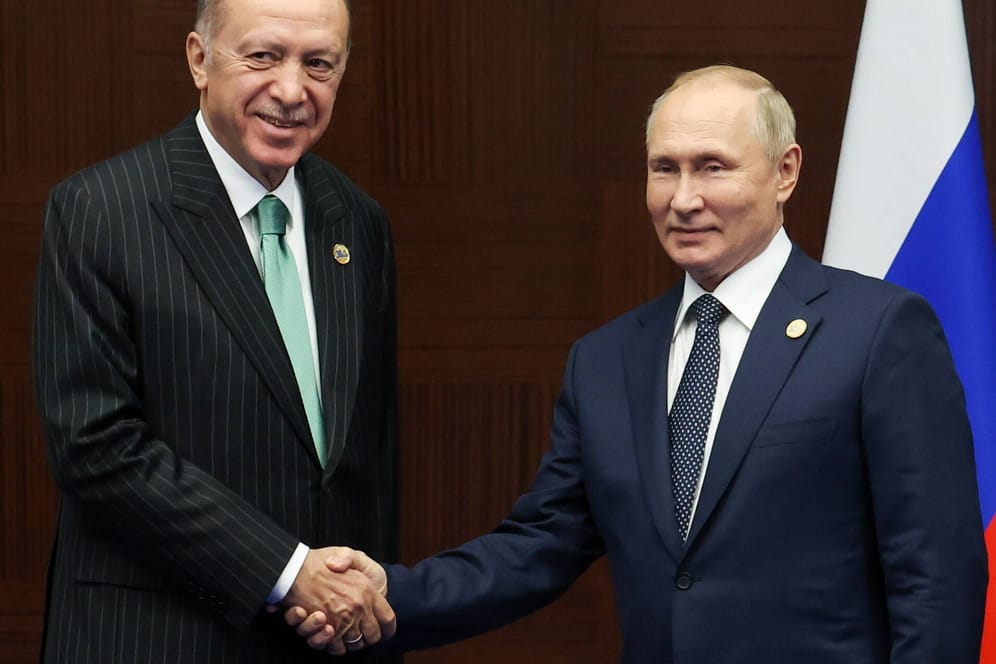 Erdoğan (l.) und Putin in Kasachstan: Die Türkei bringt sich als Knotenpunkt für russisches Gas in Gespräch.