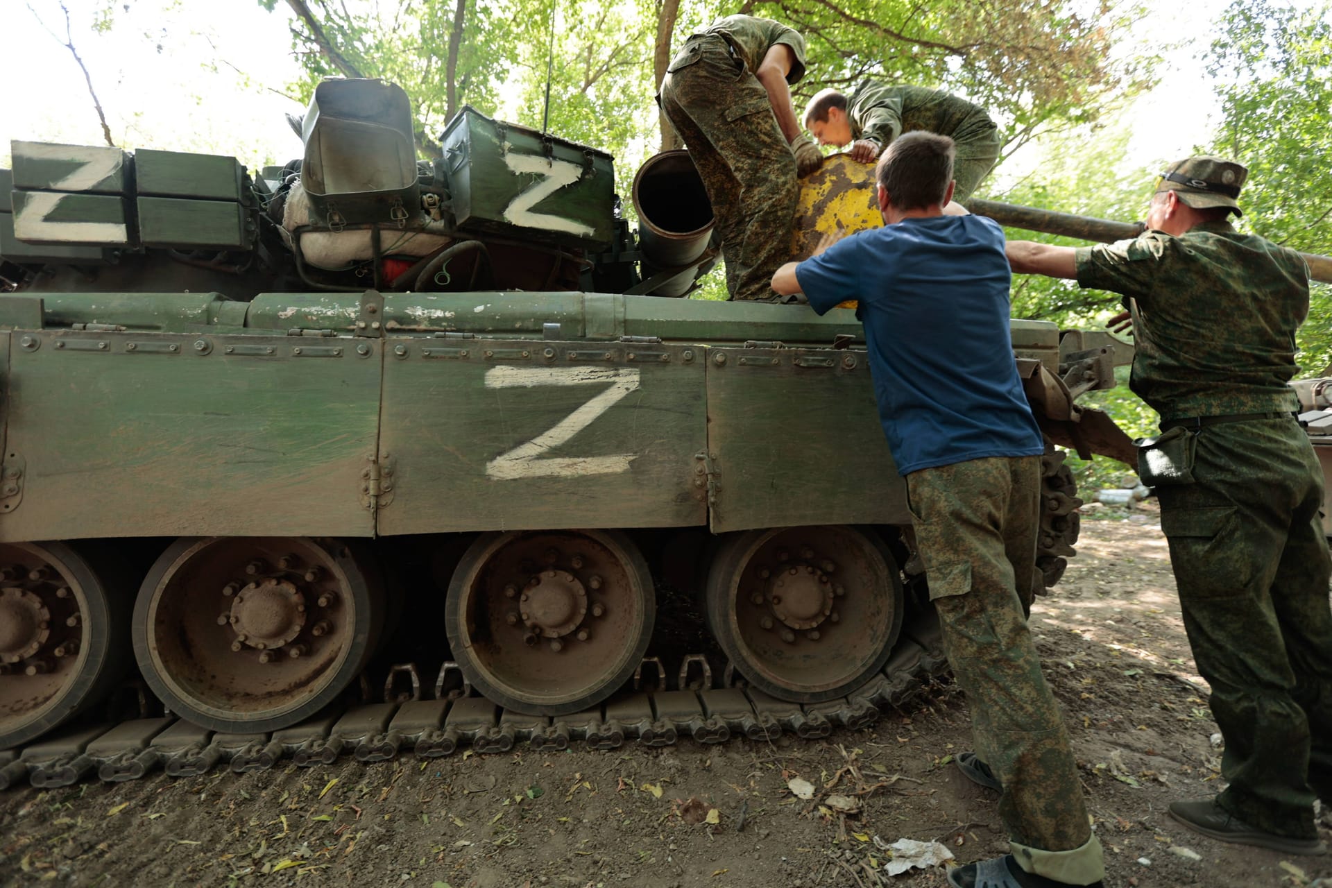 Ein Panzer mit einem "Z"-Symbol in Donezk: Das Zeichen wird von Unterstützern des russischen Präsidenten Wladimir Putin verwendet.