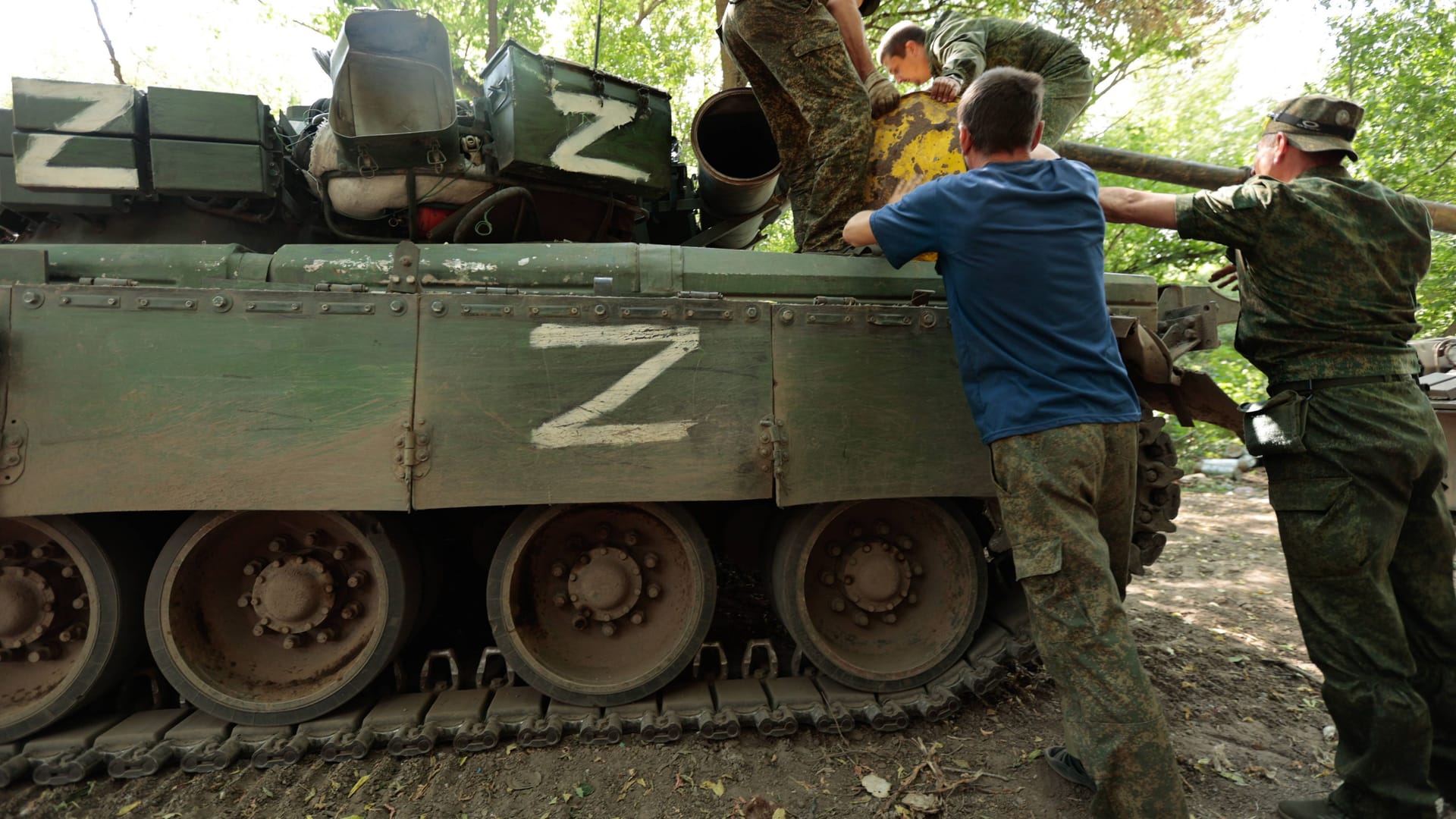 Ein Panzer mit einem "Z"-Symbol in Donezk: Das Zeichen wird von Unterstützern des russischen Präsidenten Wladimir Putin verwendet.