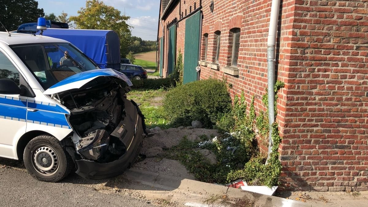 Der JVA-Transporter: Er wurde laut Polizei total beschädigt und war nicht mehr fahrbereit.