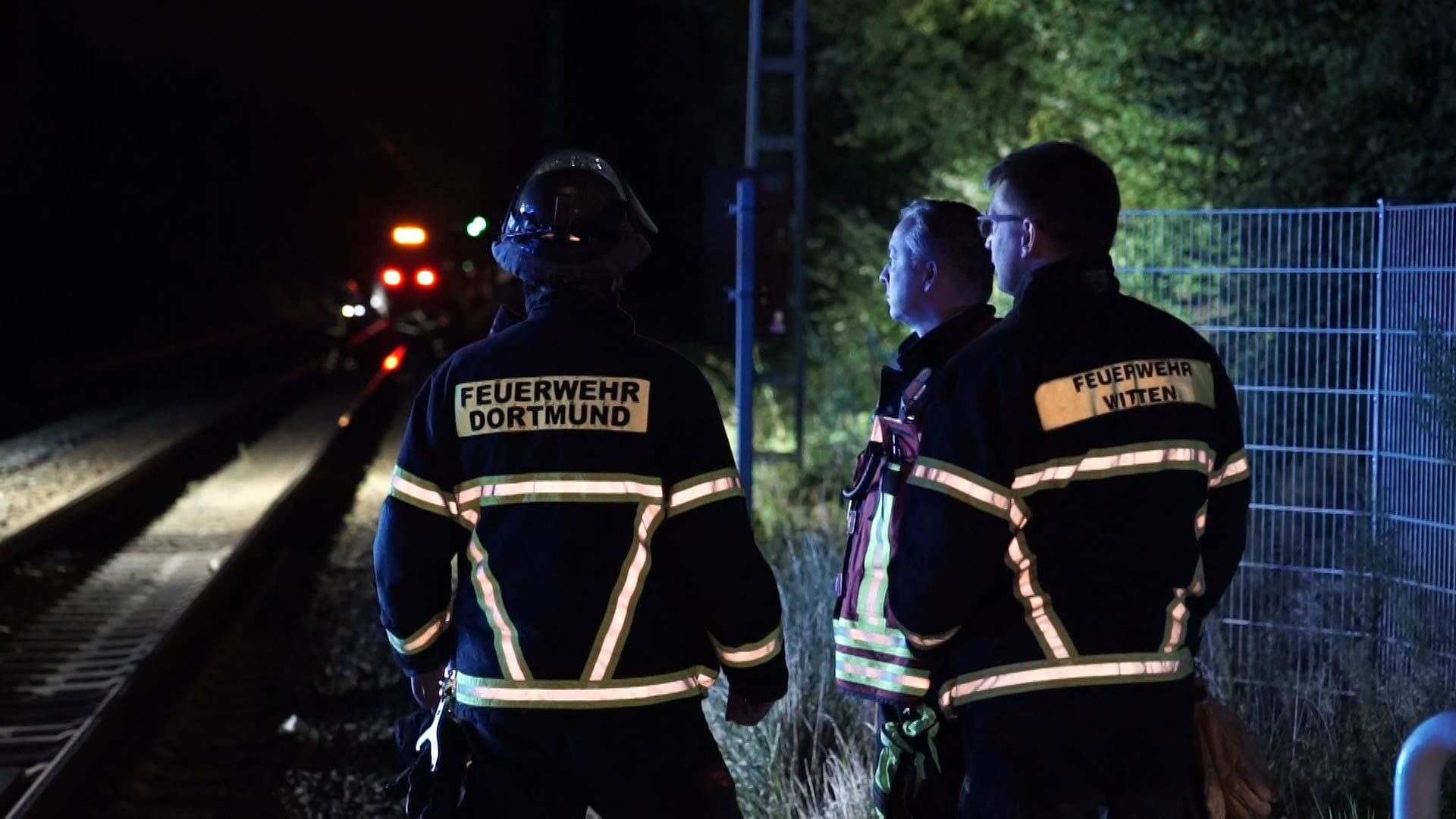 Feuerwehrleute an der Einsatzstelle: Auch ein Polizeihubschrauber wurde eingesetzt.