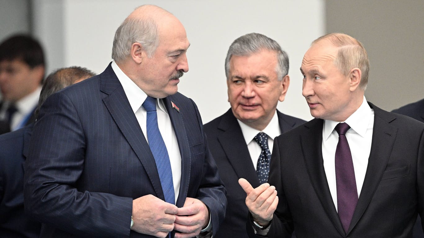 Machthaber Lukaschenko und Kremlchef Putin (Archiv): Wirtschaftlich hängt Belarus am Tropf Russlands.