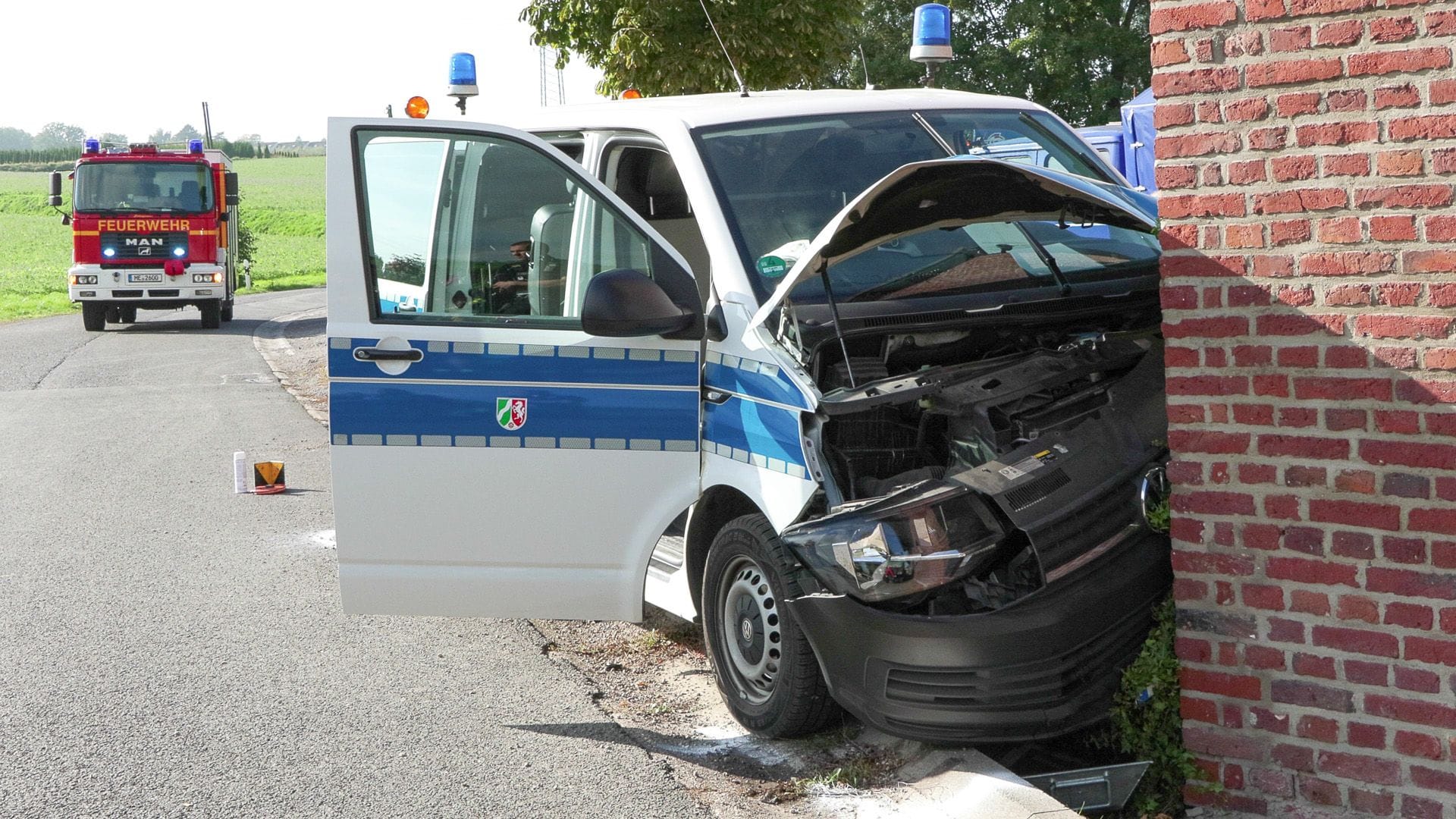 Der Transporter an der Hauswand: Der Fahrer war nach links von der Straße abgekommen. Der Transporter an der Hauswand: Der Fahrer war nach links von der Straße abgekommen.