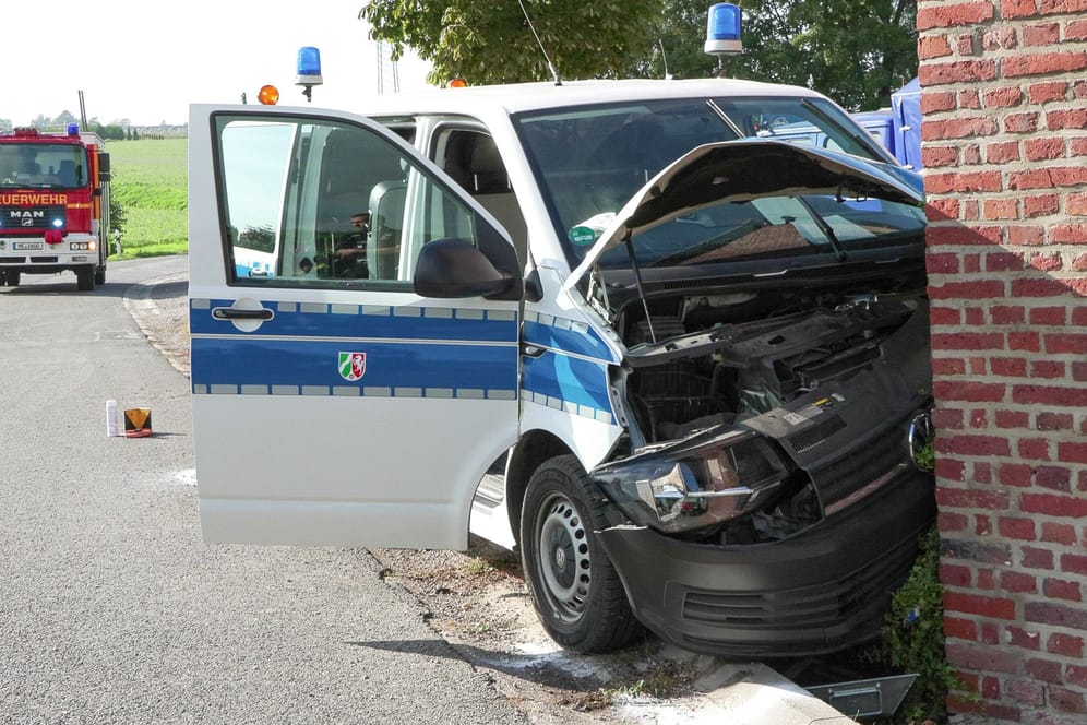 Der Transporter an der Hauswand: Der Fahrer war nach links von der Straße abgekommen.