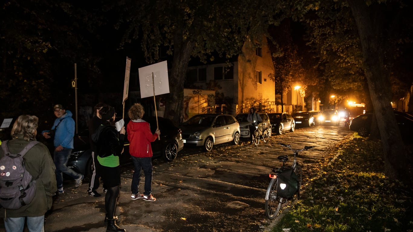 Um Falschparker aufzuhalten: Aktivisten des Leipziger Vereins Ökolöwe blockieren eine Zufahrt zum Richard-Wagner-Hain.