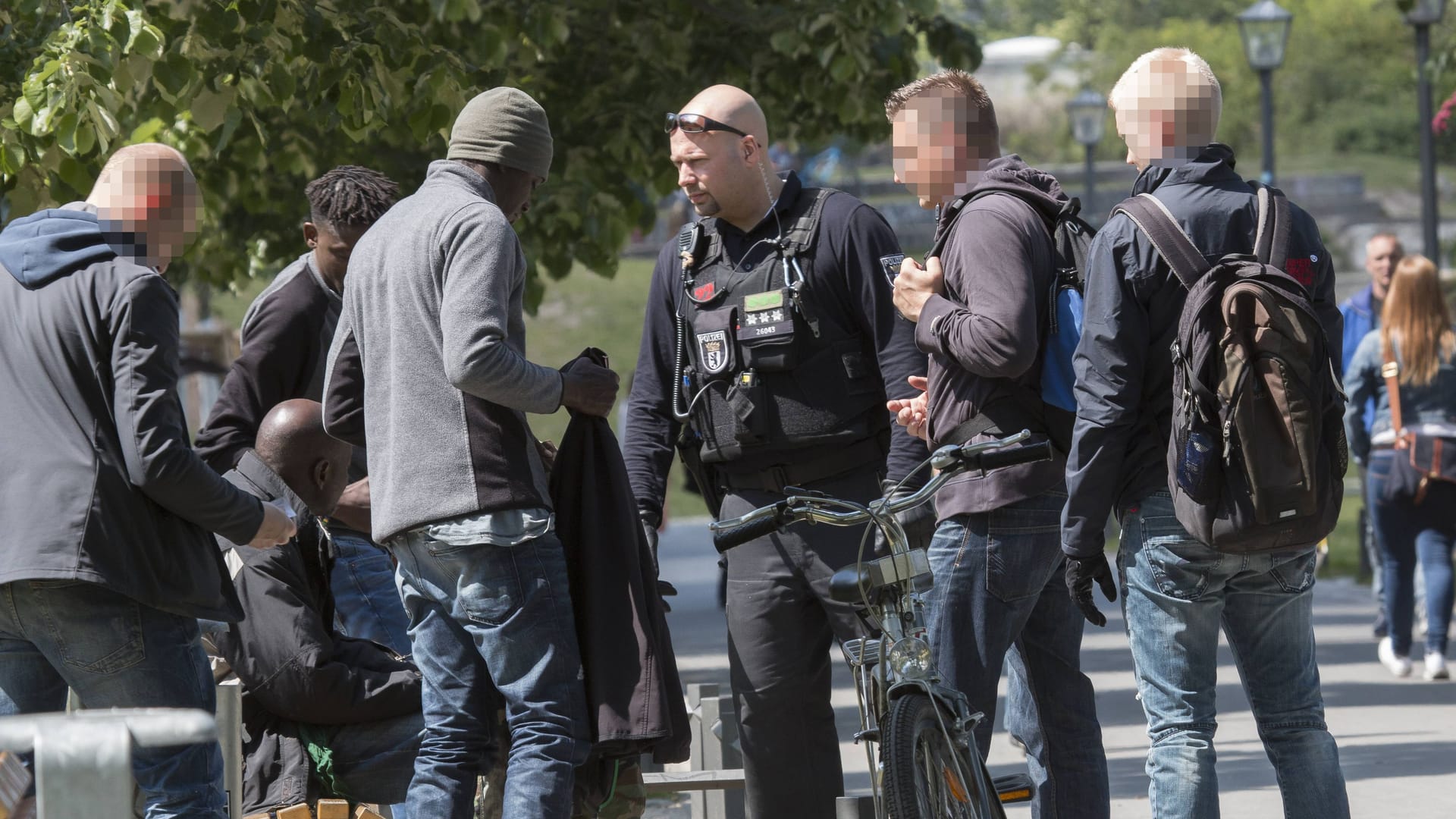 Görlitzer Park, Berlin: Die Polizei kontrolliert mutmaßliche Cannabis-Dealer und Konsumenten.