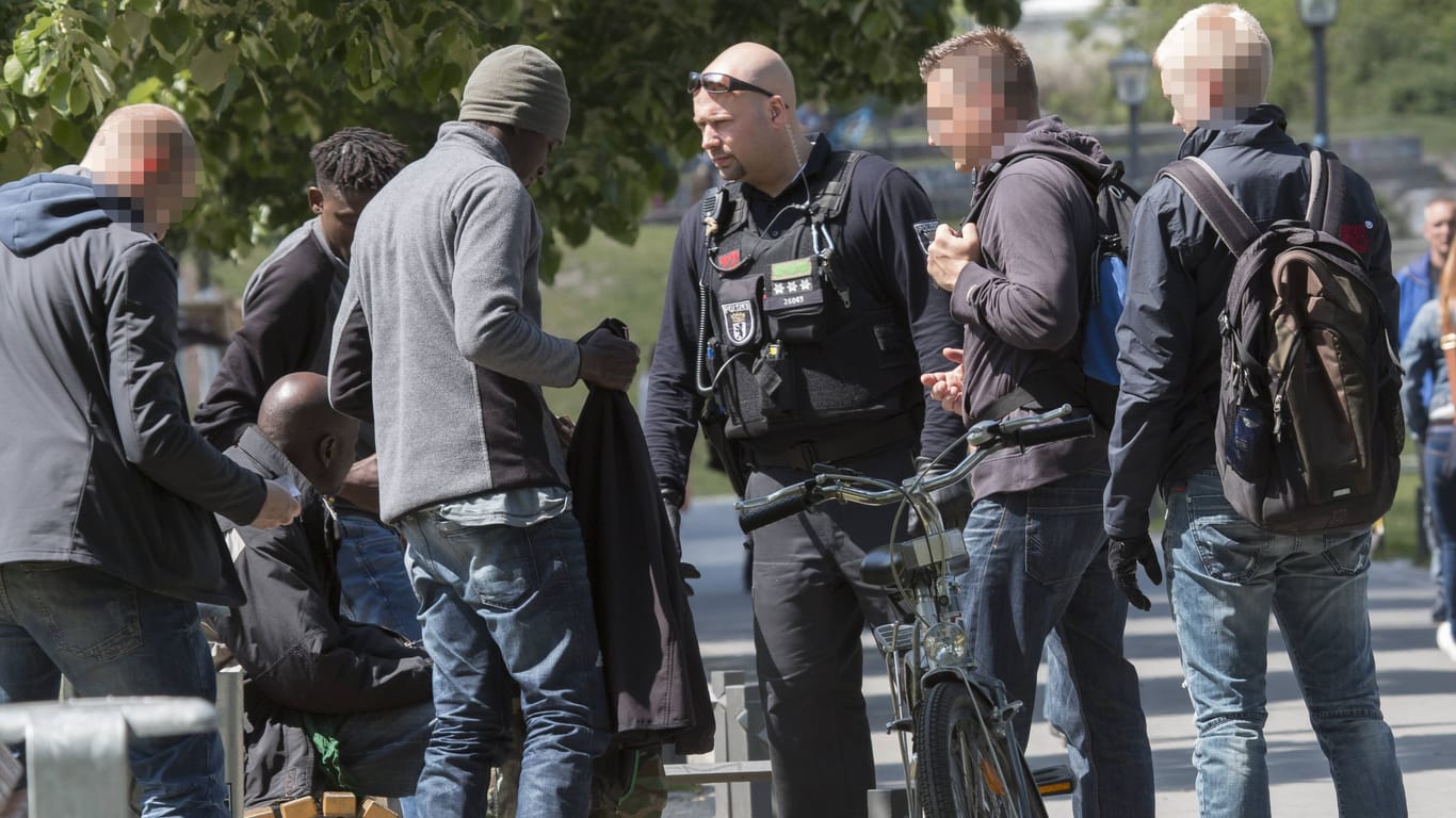 Görlitzer Park, Berlin: Die Polizei kontrolliert mutmaßliche Cannabis-Dealer und Konsumenten.