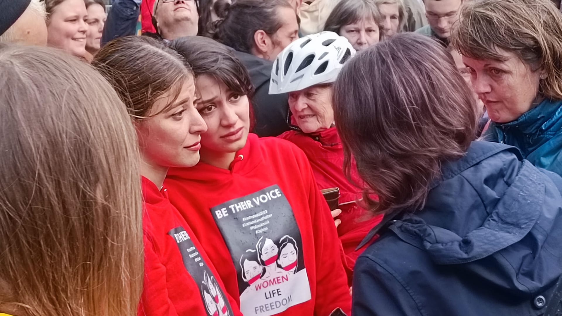 Nach dem Ende ihrer Rede sprach Baerbock mit jungen Frauen, die sich für den Protest im Iran einsetzten.