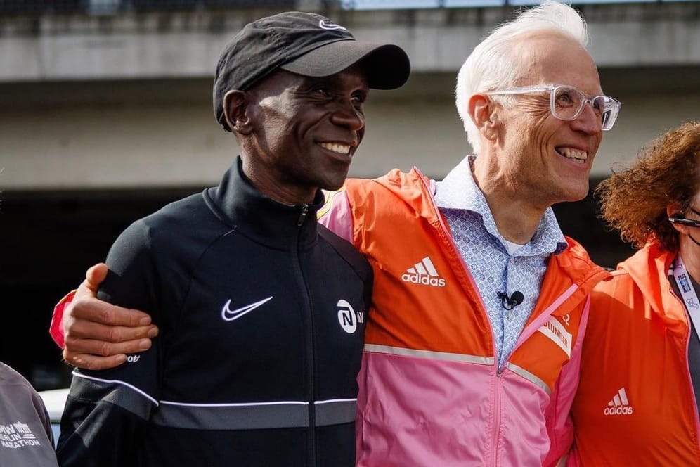 Eliud Kipchoge und "Bottle Claus": Beim Marathon in Berlin waren sie ein eingespieltes Duo.