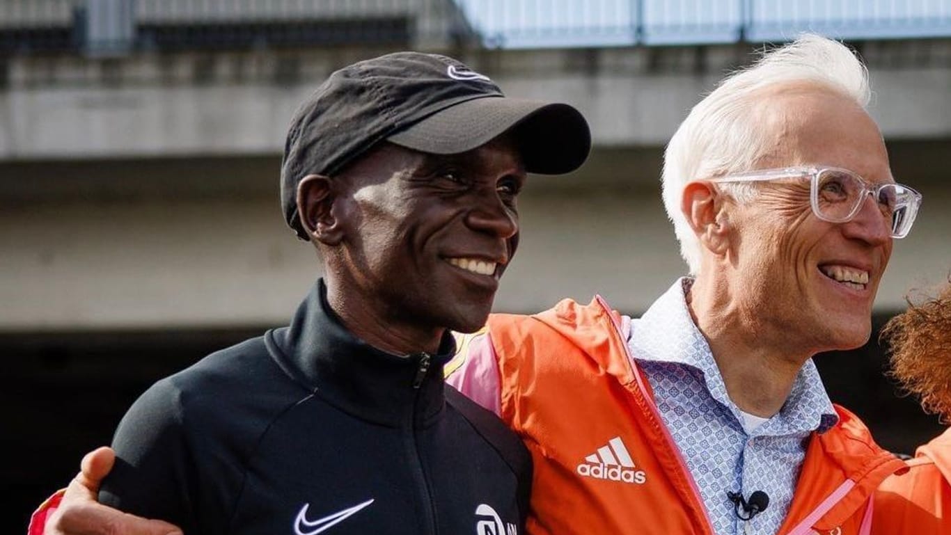 Eliud Kipchoge und "Bottle Claus": Beim Marathon in Berlin waren sie ein eingespieltes Duo.