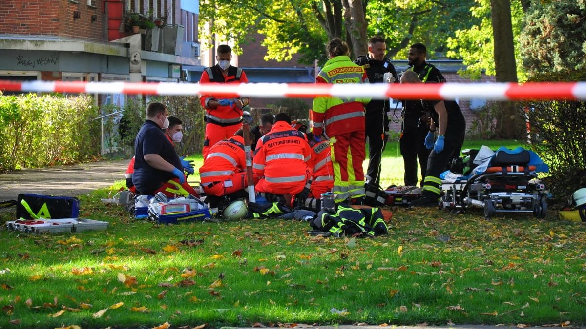 Reanimationsversuche im Baumacker: Der Wohnungsbewohner starb noch vor dem Haus.