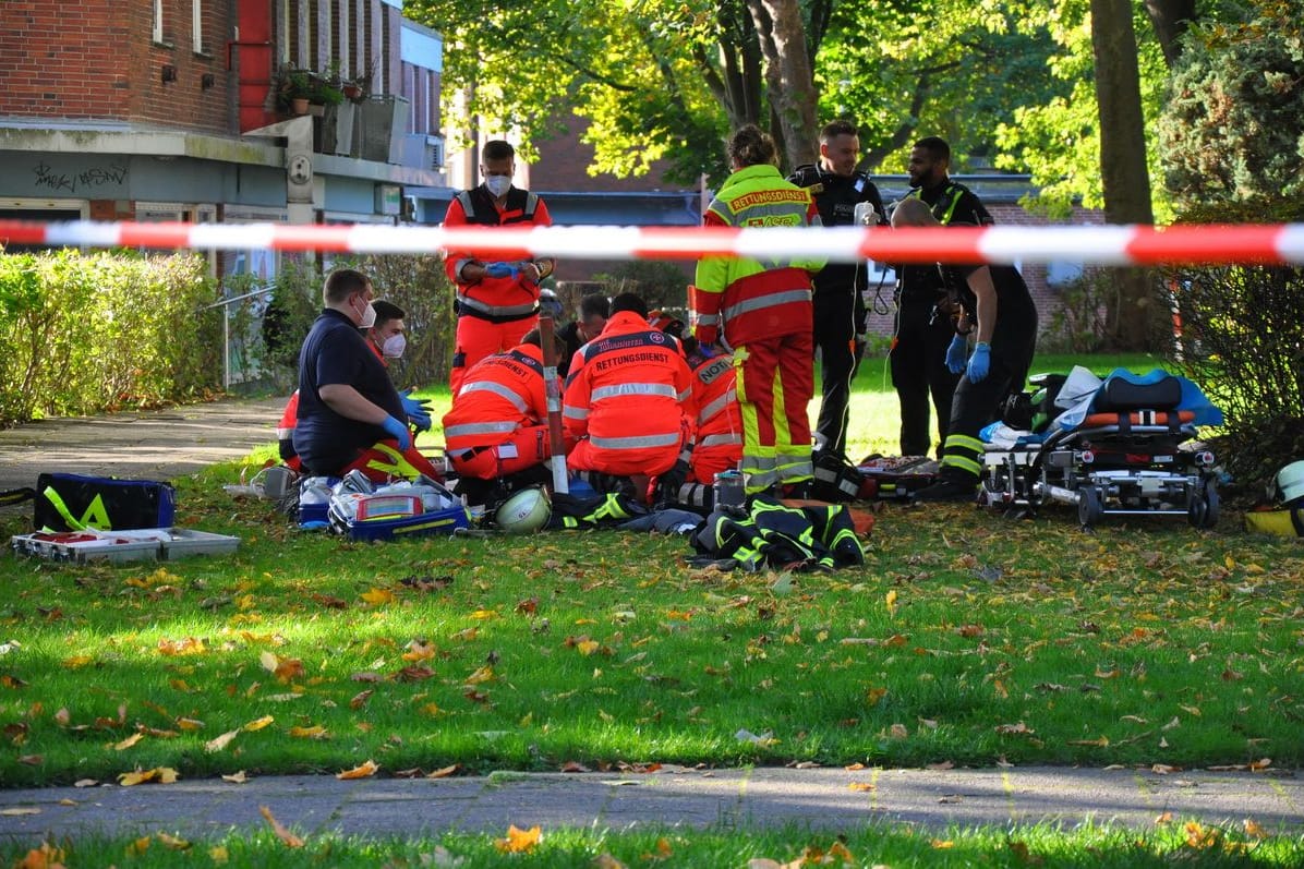 Reanimationsversuche im Baumacker: Der Wohnungsbewohner starb noch vor dem Haus.