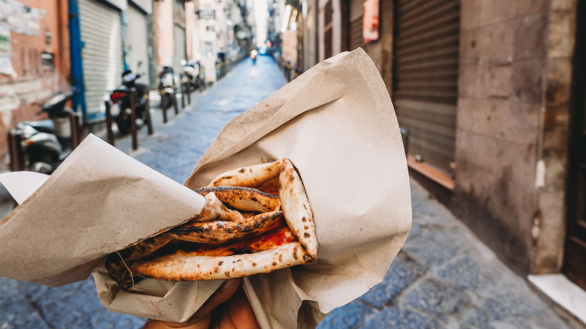 Pizza a Portafoglio: In Neapel wird die Pizza auf diese Weise gegessen.