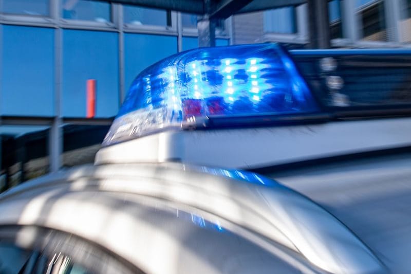 Ein Blaulicht leuchtet auf dem Dach eines Polizeiwagens (Symbolfoto): Die Ermittler hielten sich zunächst bedeckt.