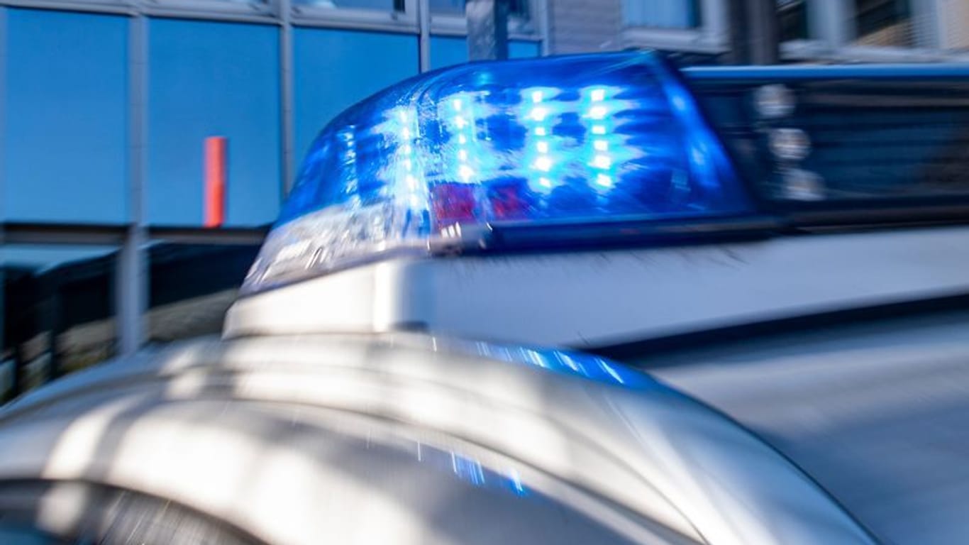 Ein Blaulicht leuchtet auf dem Dach eines Polizeiwagens (Symbolfoto): Die Ermittler hielten sich zunächst bedeckt.