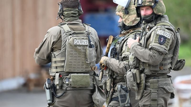 Einsatzkräfte, darunter SEK-Beamte, waren nach einem Tötungsdelikt in Weiltingen im Landkreis Ansbach im Einsatz. Einsatzkräfte, darunter SEK-Beamte, waren nach einem Tötungsdelikt in Weiltingen im Landkreis Ansbach im Einsatz.