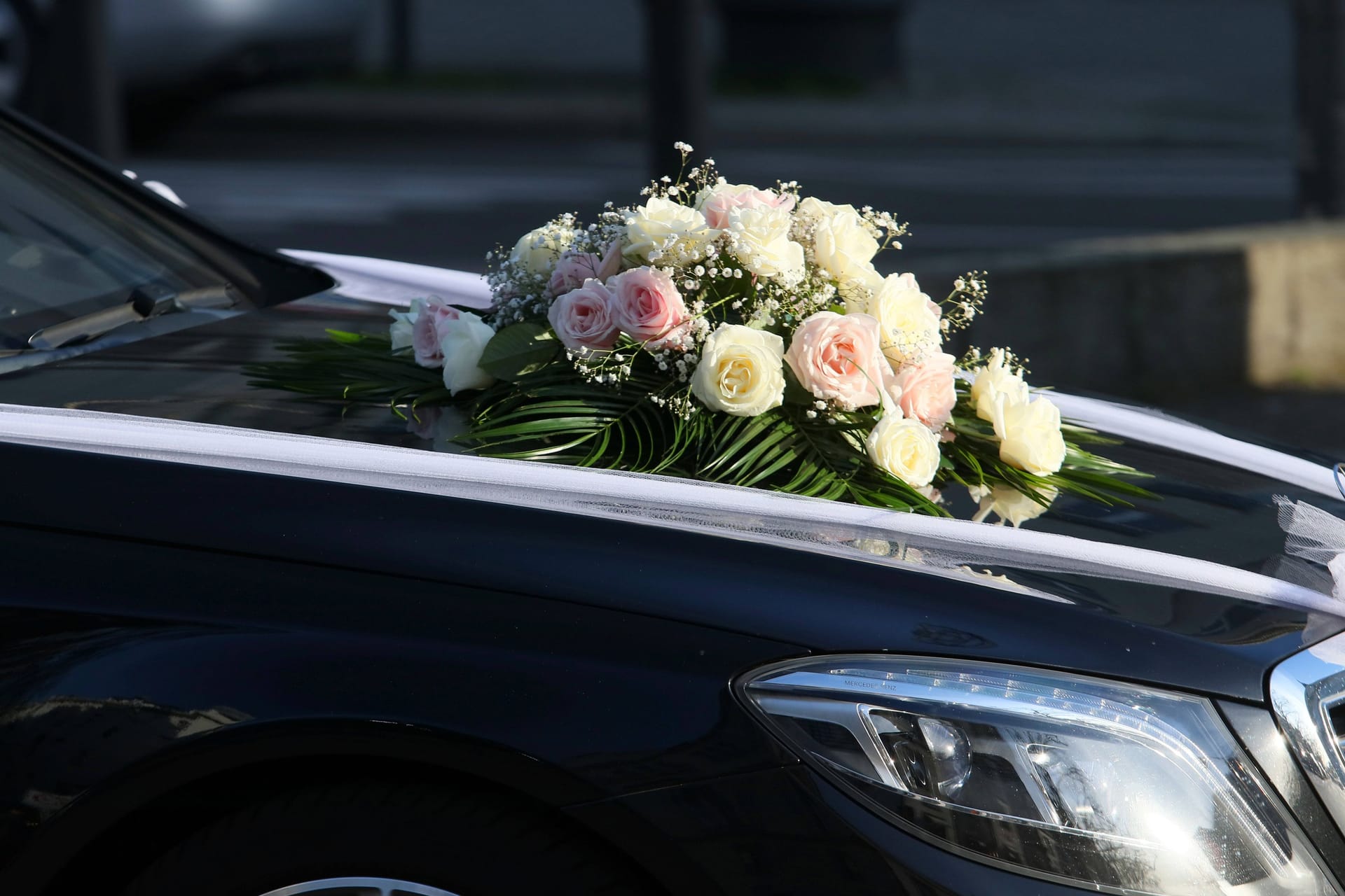 Blumen auf einem Auto (Symbolbild): Aus den Autos wurde Pyrotechnik abgefeuert.