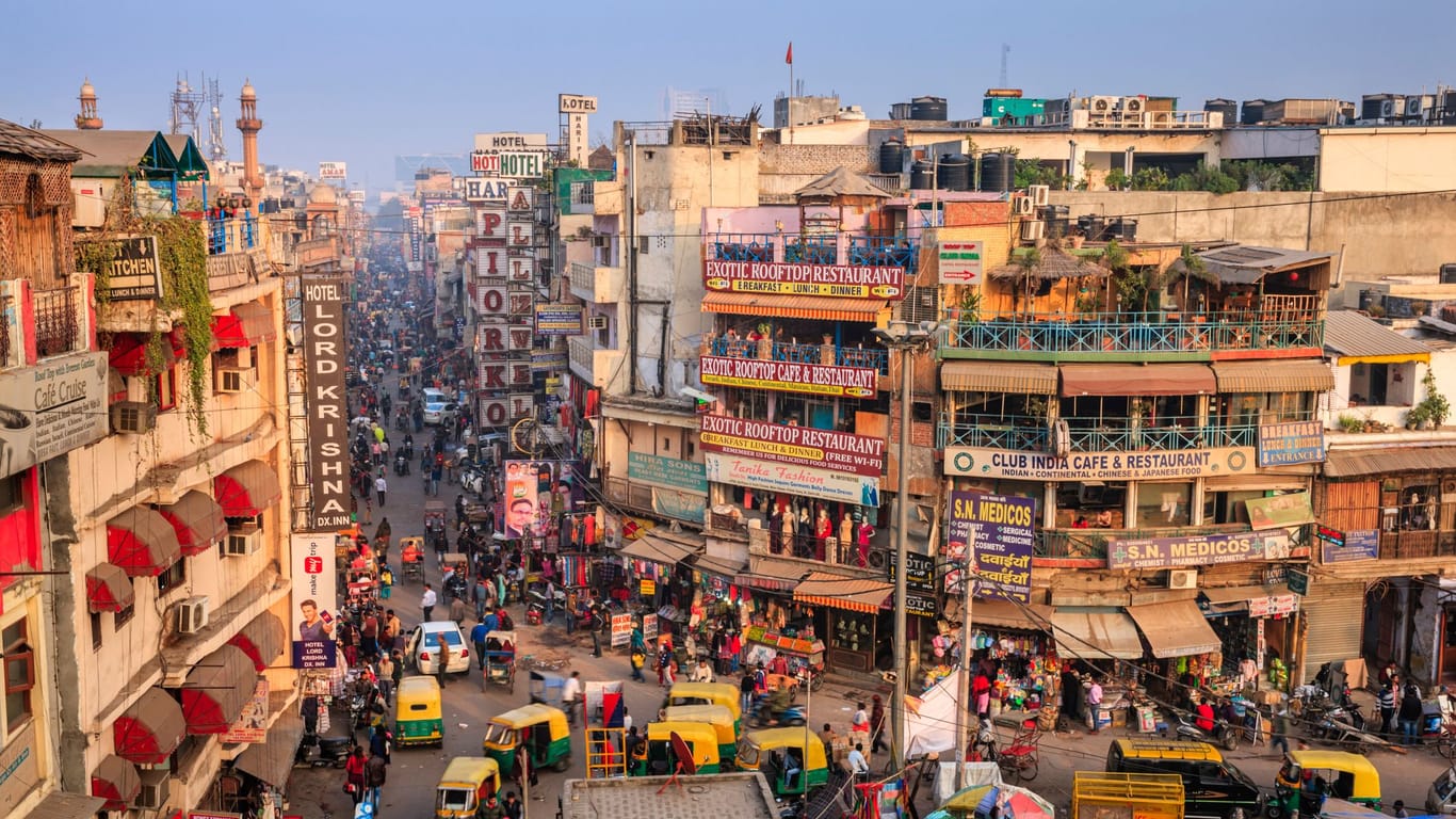 Delhi: Auf den Basaren der indischen Hauptstadt findet man täglich Tausende von Einheimischen.