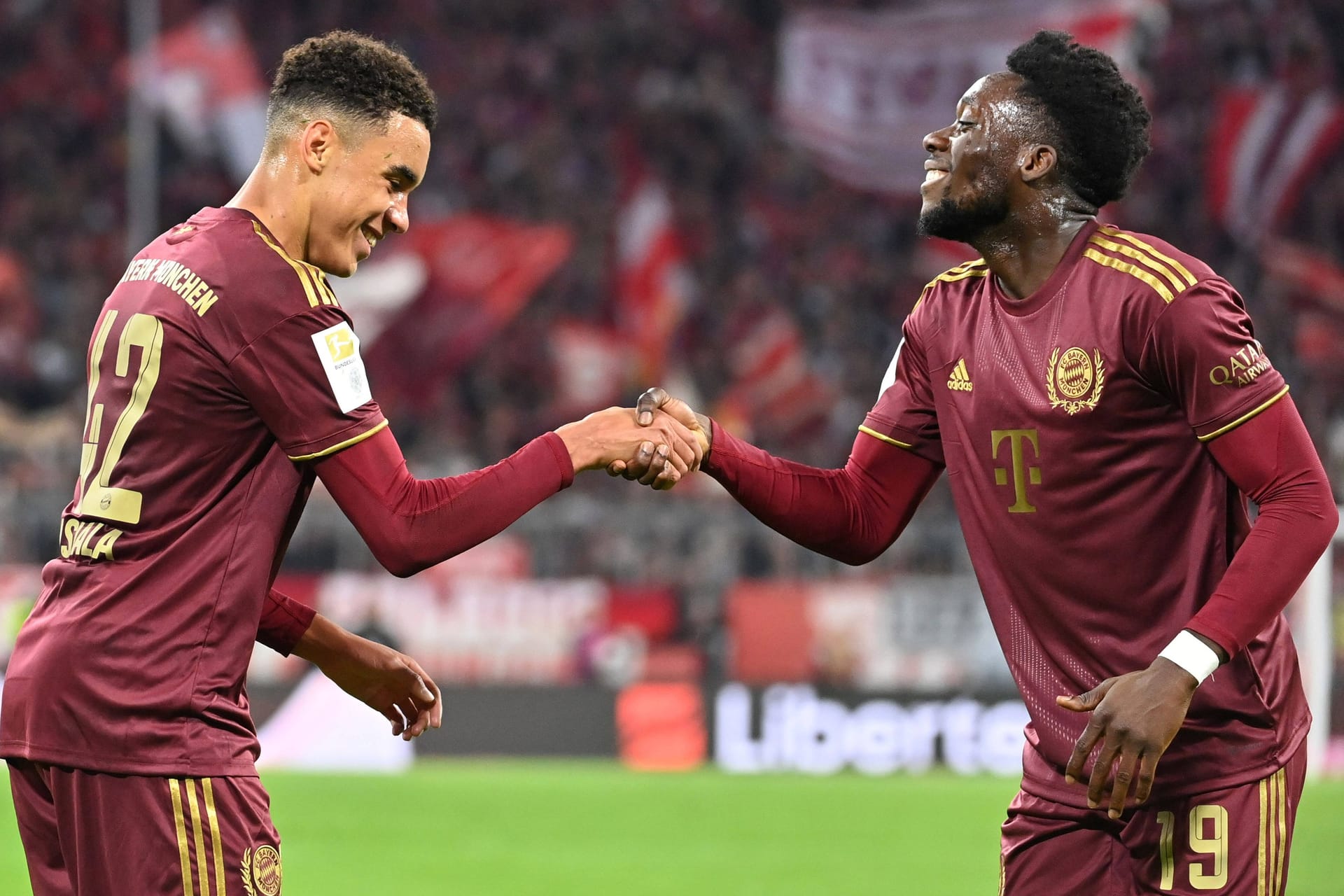 Jamal Musiala mit Alphonso Davies (r.): Der Youngster hat den FC Bayern mit drei Torbeteiligungen zum 4:0 gegen Leverkusen und damit vorerst auch aus der Krise geführt.