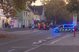 Polizeifahrzeuge in Dortmund Dorstfeld: Am Mittwochmorgen ist ein Mann nach einem Polizeieinsatz im Krankenhaus ums Leben gekommen.
