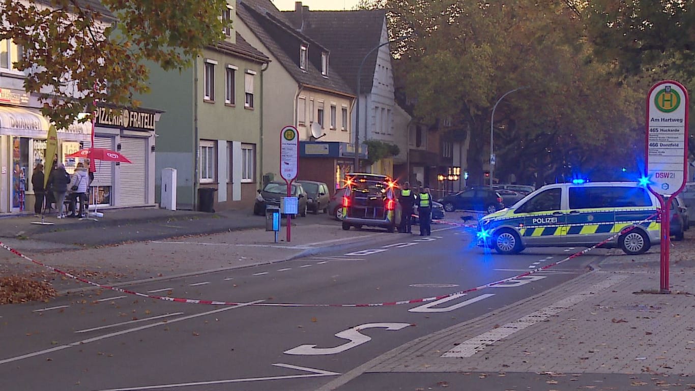 Polizeifahrzeuge in Dortmund Dorstfeld: Am Mittwochmorgen ist ein Mann nach einem Polizeieinsatz im Krankenhaus ums Leben gekommen.