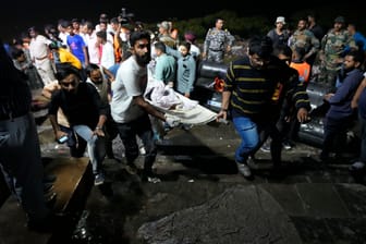 Rettungsarbeiten in Indien: Die Brücke stürzte während eines Lichterfestes ein.