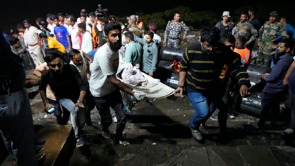 Rettungsarbeiten in Indien: Die Brücke stürzte während eines Lichterfestes ein.