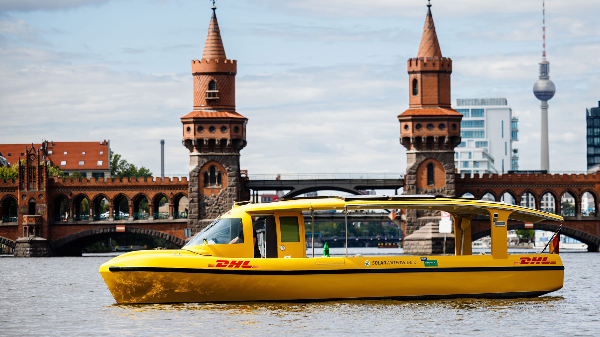 Das Solarboot der Deutschen Post: Bald sind Pakete auch auf dem Wasser unterwegs. Das Solarboot der Deutschen Post: Bald sind Pakete auch auf dem Wasser unterwegs.