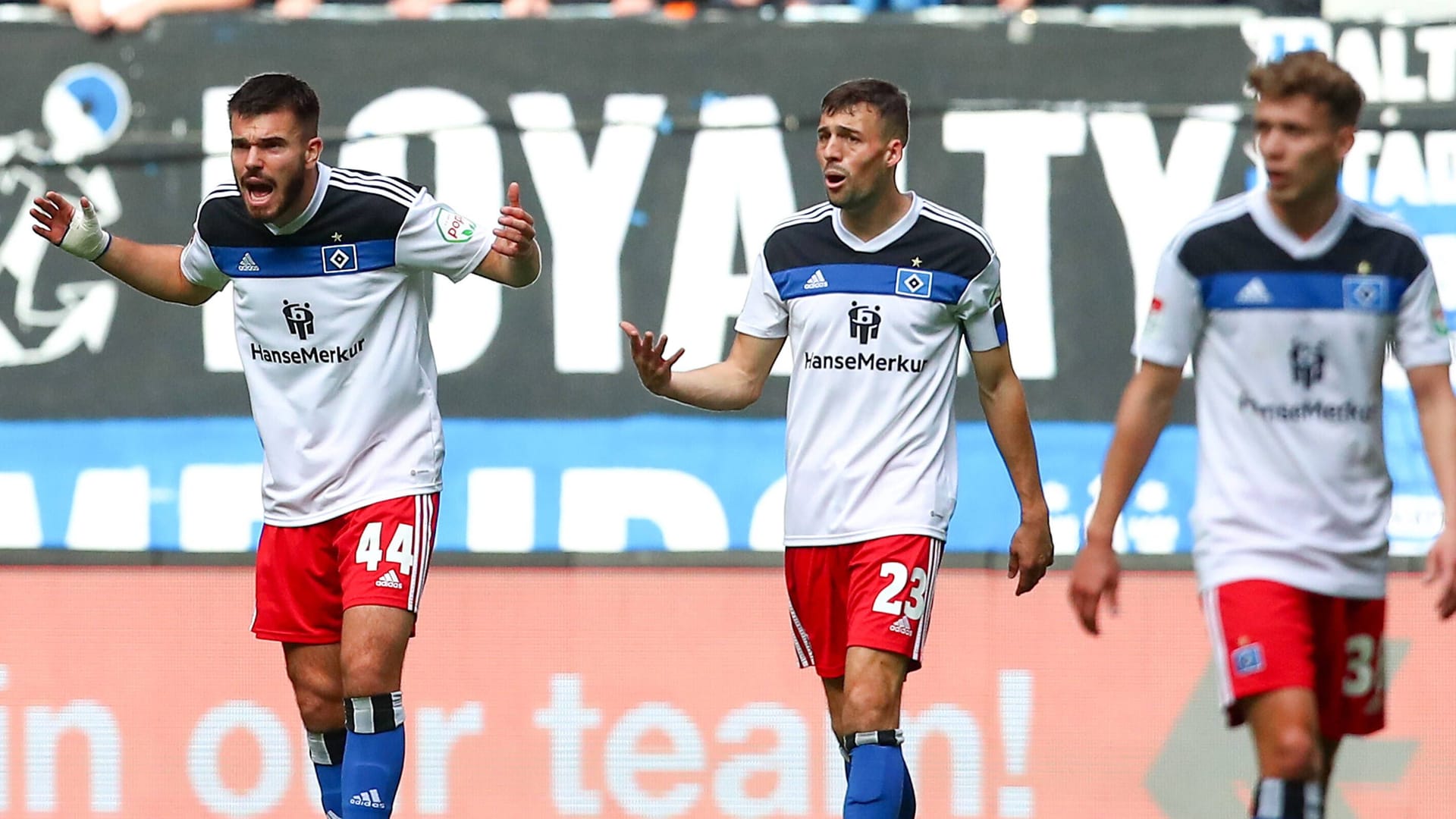 HSV-Spieler ärgern sich nach dem Gegentor.