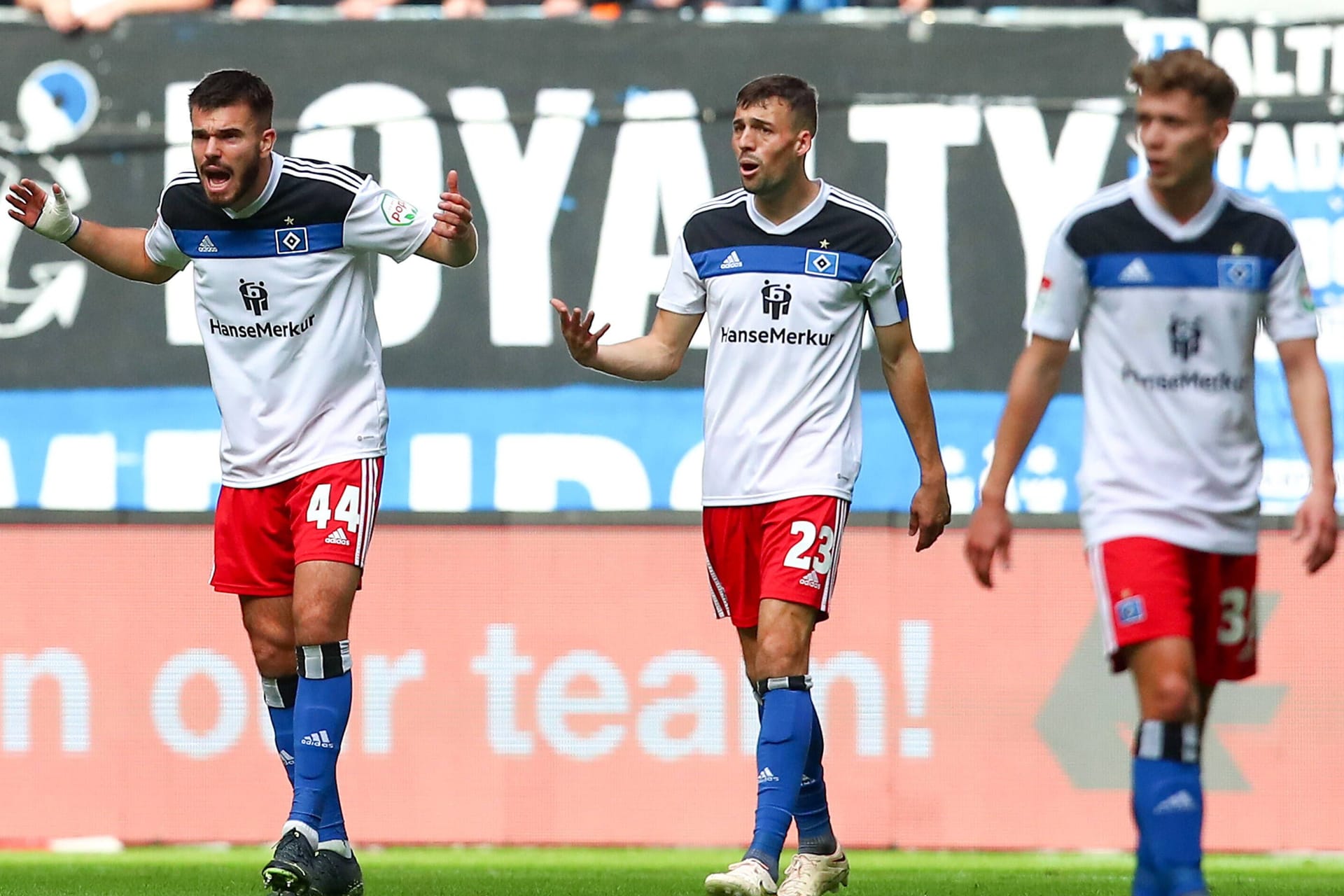 HSV-Spieler ärgern sich nach dem Gegentor.