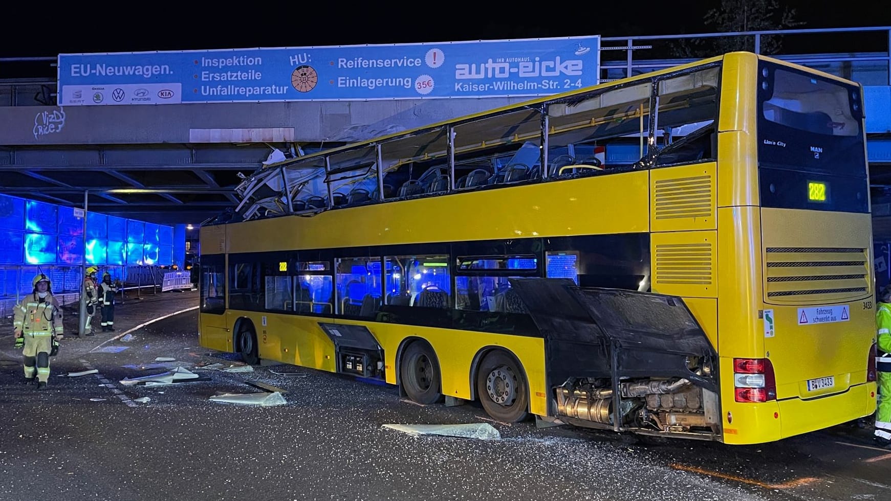 Ein Doppeldecker der BVG steckt unter einer Brücke fest: Bei dem Unfall in Berlin gab es mehrere Verletzte. Ein Doppeldecker der BVG steckt unter einer Brücke fest: Bei dem Unfall in Berlin gab es mehrere Verletzte.