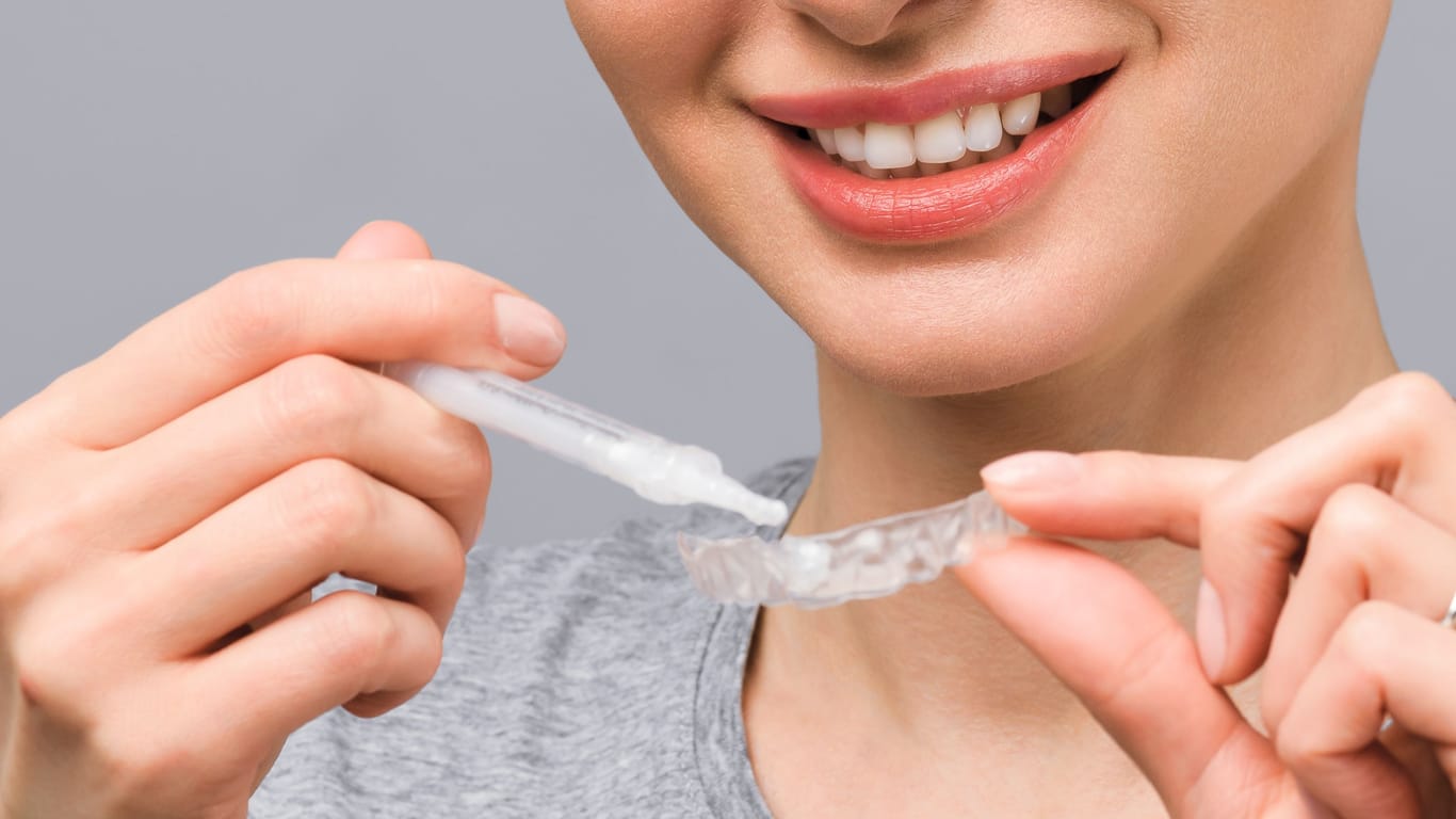 Große Versprechen: Viele Zahnpflegeprodukte werben mit einem strahlend weißen Lächeln für den kleinen Geldbeutel.