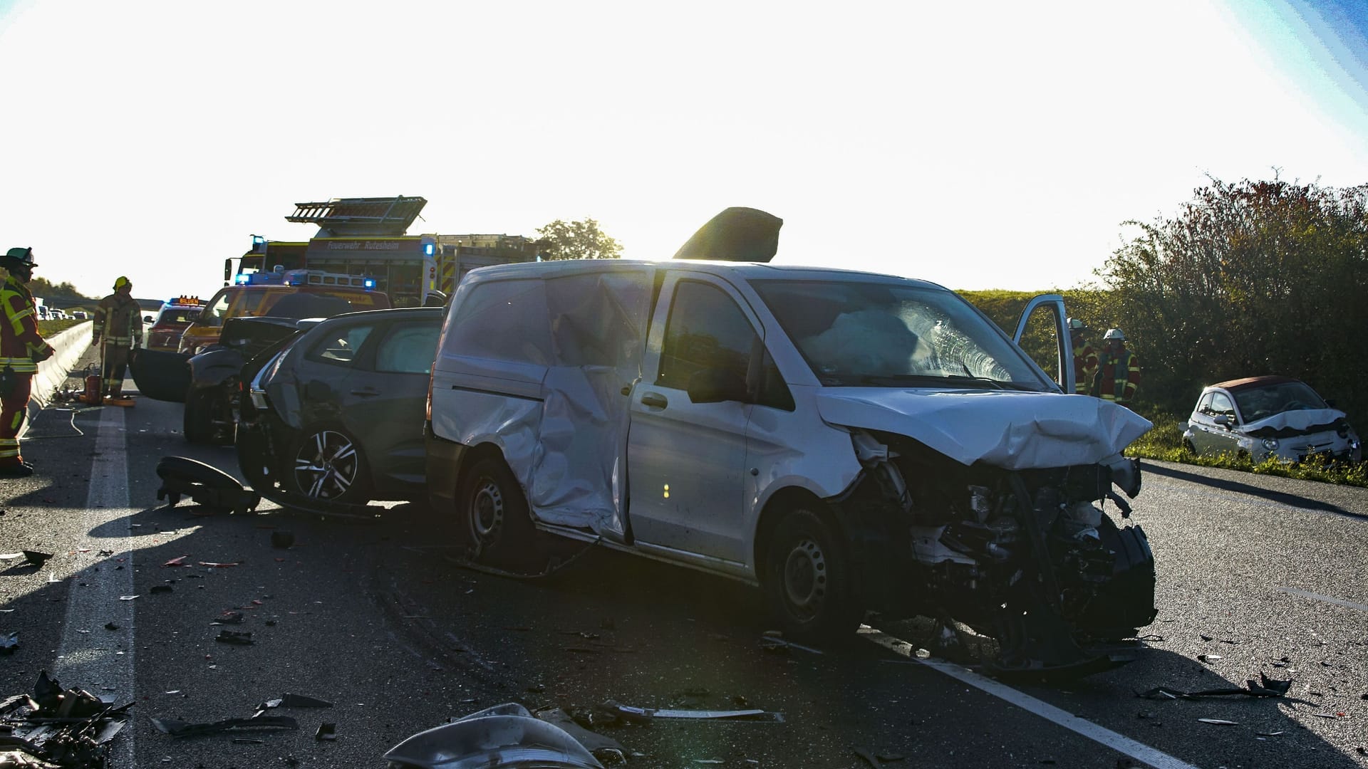 Folgenschwerer Unfall auf der A8 zwischen Rutesheim und Leonberg-West: Die Polizei schätzt den entstandenen Schaden auf rund 130.000 Euro. Folgenschwerer Unfall auf der A8 zwischen Rutesheim und Leonberg-West: Die Polizei schätzt den entstandenen Schaden auf rund 130.000 Euro.