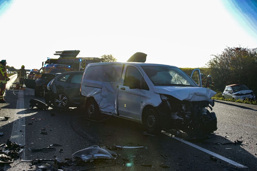 Folgenschwerer Unfall auf der A8 zwischen Rutesheim und Leonberg-West: Die Polizei schätzt den entstandenen Schaden auf rund 130.000 Euro.