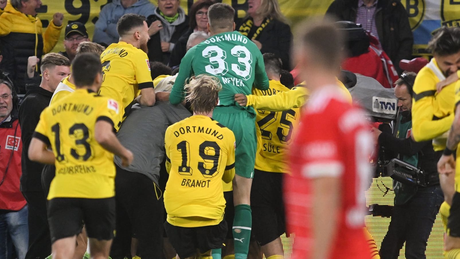 Die Szenen nach dem 2:2: Während sich der FC Bayern ärgerte, rannten die BVB-Spieler alle zum Torschützen.