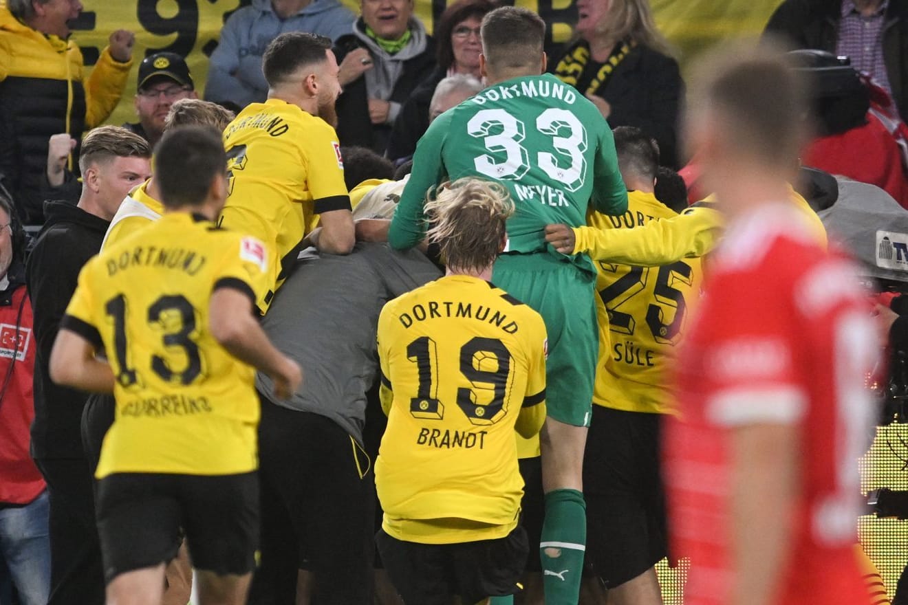 Die Szenen nach dem 2:2: Während sich der FC Bayern ärgerte, rannten die BVB-Spieler alle zum Torschützen.