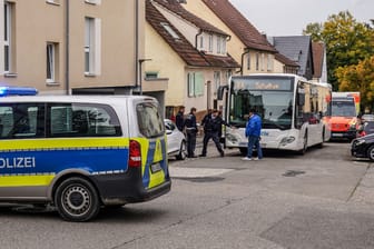 Einsatzkräfte kümmern nach dem Unfall mit einem Schulbus in Plochingen (Kreis Esslingen): Die Ermittlungen zum genauen Unfallhergang dauern noch an.