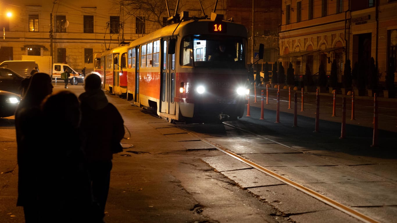 Eine Straßenbahn in Kiew: Der Strom muss noch immer in der Ukraine zeitweise abgeschaltet werden.