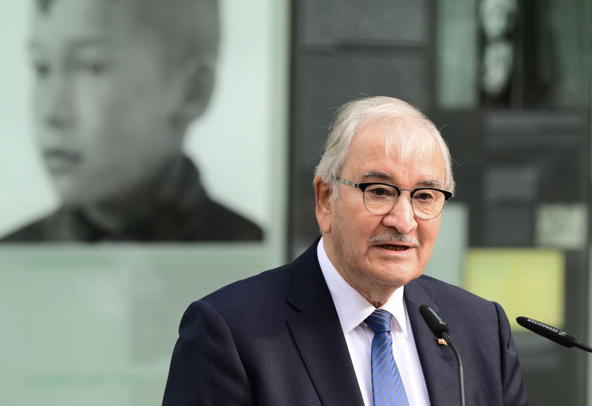 Zoni Weisz beim Festakt am Denkmal für die im Nationalsozialismus ermordeten Sinti und Roma (Archivbild): Wegen der Nähe spricht er sich für eine andere S-Bahn-Route aus.