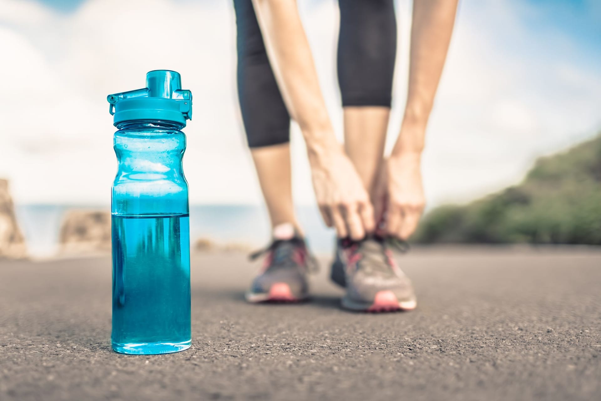 Joggen: Für das Lauftraining ist das passende Schuhwerk und viel Flüssigkeit essenziell.