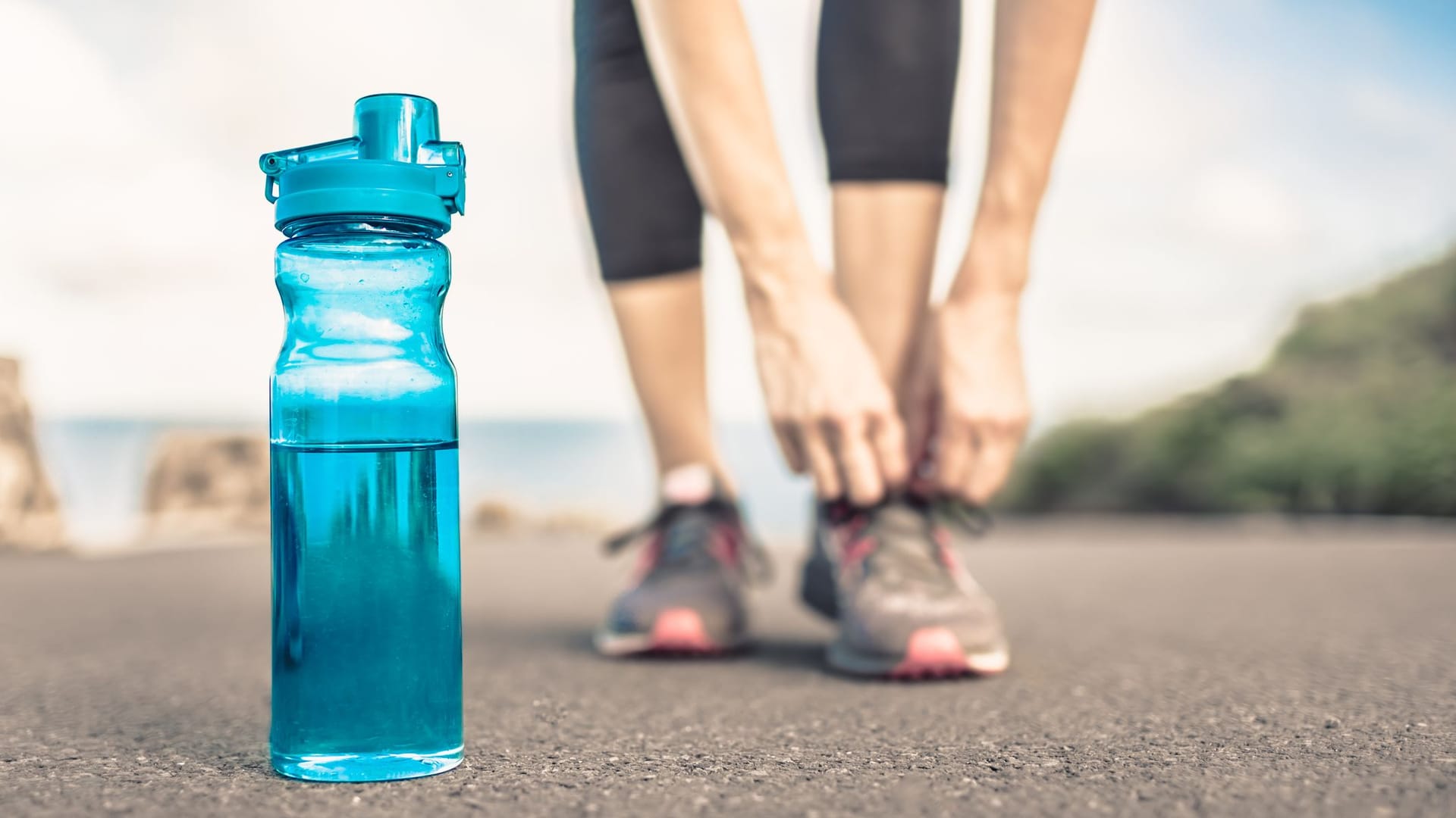 Joggen: Für das Lauftraining ist das passende Schuhwerk und viel Flüssigkeit essenziell.