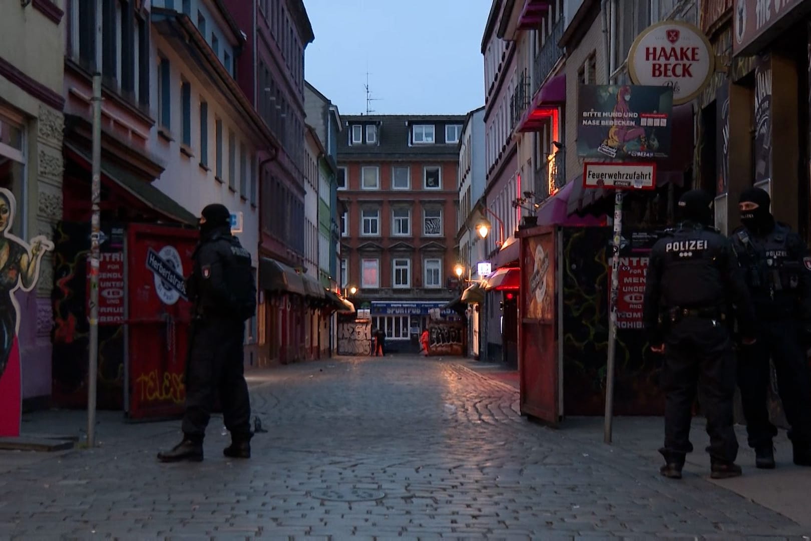 Polizisten stehen vor der Herbertstraße: Nicht nur auf der Reeperbahn gab es Durchsuchungen.